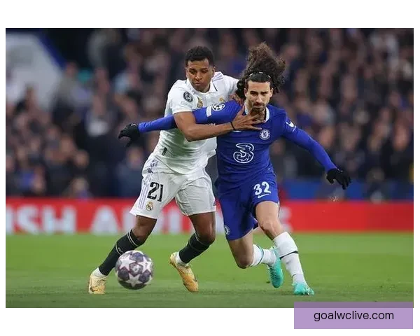 费尔南德斯禁赛在身仍与库库雷利亚轻松交谈气氛融洽