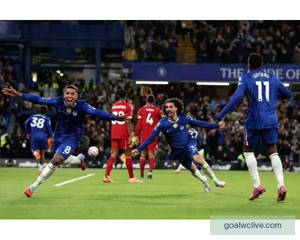 费尔南德斯禁赛在身仍与库库雷利亚轻松交谈气氛融洽